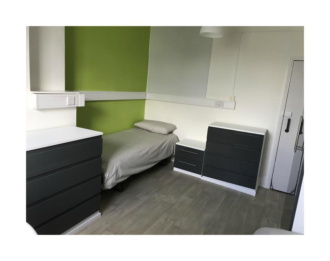 Einzelbett im Männerschlafsaal